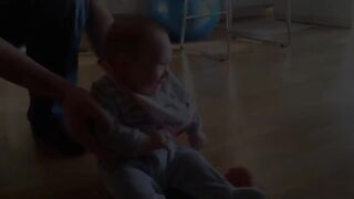 because of playing with the dog, this toddler can't help but laugh until it makes everyone shocked and amazed