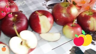 Сок с яблок сладких сортов.
