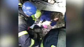 Сотрудники ГСЧС спасли семью, которая оказалась под завалами
