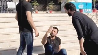 Aise kon karta hy yar