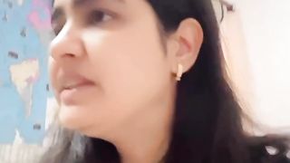 Yaar Yeah Kaisy Bivi Haiy Jo Larrnain Kayleay