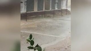 Heavy Rain Started in Karachi 28-04-23