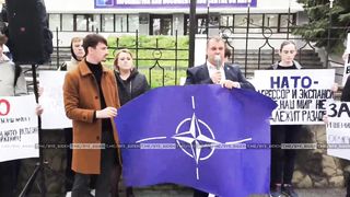 Депутат парламента Молдовы Александр Нестеровский разорвал флаг НАТО