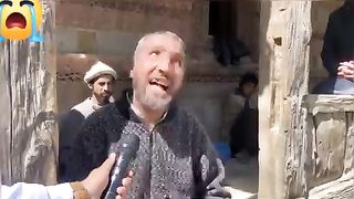 A blind man is paying tribute to Prophet Muhammad (صلی اللّٰہ علیہ وآلہ وسلّم)