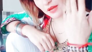 MUJBORI TAY HER KOI FADAY CHANDA HAY.