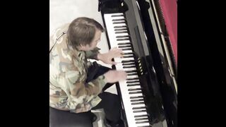 Live pianist playing wonderfully