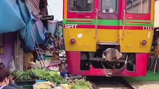 Tailandagi Maeklong temir yo'l bozori