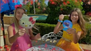 Nastya memainkan kontes melukis wajah, Sebuah kisah tantangan untuk anak-anak.