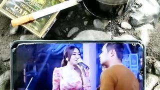 Relaxasi pikiran setelah seharian bekerja panas panasan karena capek