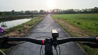 Bersepeda di pagi hari