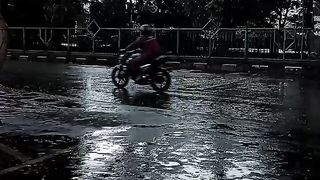 Jalan raya yang sedang hujan