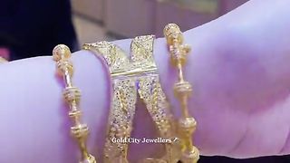 AAJ DULHAN BANI HON KHUSI MALI HAY,