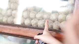 Makan bakso