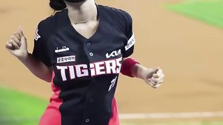 The trend these days is Kia Tigers Lee Da-hye cheerleader