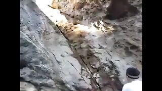 China mein ek asi jheel jis k pas Quran pak ki tilawat ki jay tou pani zor o shor say aany lagta hai