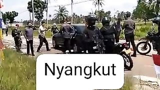 Mobil pak Jokowi nyangkut
