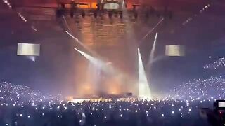The Crowd + fanchant for AGUST D