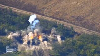 Ukrainian HIMARS destroying a Russian D-30 howitzer along with its ammunition in Kherson Oblast