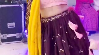 viral dance girl