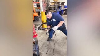Des Vidéos Satisfaisantes de Travailleurs Accomplissant leurs Tâches à la Perfection