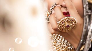 Shayari -us khubaru ne rukh ko sanwara