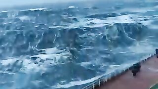 OMBAK BESAR DI SAMUDRA PASIFIK