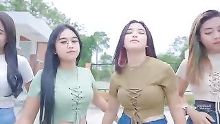 Cewek Cantik berjoget dengan indah