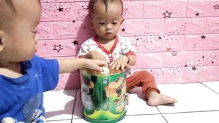 Sikembar Main Gendang , go family, seneng lihat nya