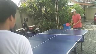 bermain tenis di lapangan