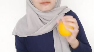 How to squeeze lemon easily (cara memeras lemon dengan mudah)