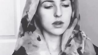 AMERICAN SINGER JENNIFER GROUT RECITES HOLY QURAN.