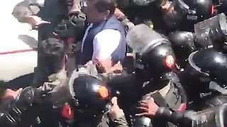 Imran kham ki griftari ki purzor muzammat karte hen