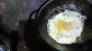 Menggoreng telur