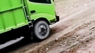 Truk mundur tak terkendali