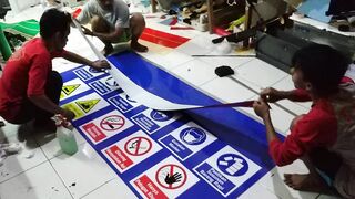 Pemasangan stiker cutting ke papan sign