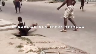 Bermain bola aneh
