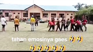 Gokil wasit terbang di tarik hahaha