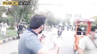 Lahore Main Jung Ke Manazir Pti Khawateen bi Mardon Ke Shana bashana | Public News | Breaking News