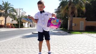 Roma and Diana Pretend to Play Dress Up #kids #cocomelon