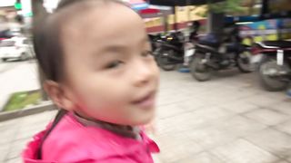 Kids goes to seafood market There are king crab and lobster - Family fun for kids