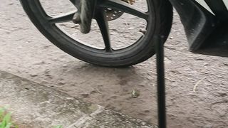Sedang istirahat pinggir jalan sambil minum ice