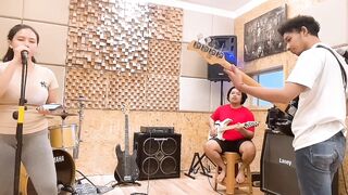 Neng ma  suka musik barat
