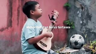 Look at the little boy who is good at playing the guitar????