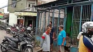 Mobil kontainer menabrak rumah