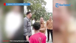 Reaksi panik gubernur Lampung saat warganya hendak mengadu ke Jokowi saat cek jalan rusak