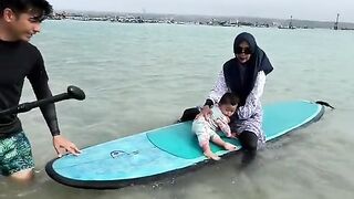 Kak icis ngajak moana  main pantai