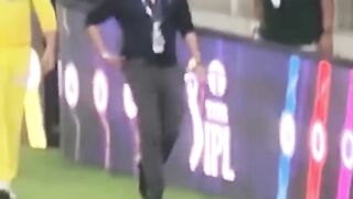 The MSD Dhoni is coming in ground meet for Hardik Pandiya..