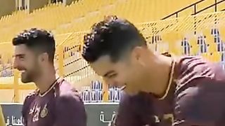 شاهد رونالدو يضحك على لاعب النصر في تدريبات ????????