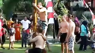 foreign tourists take part in the areca climbing competition