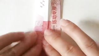 Kreatif uang pun di jadikan jas dan dasi